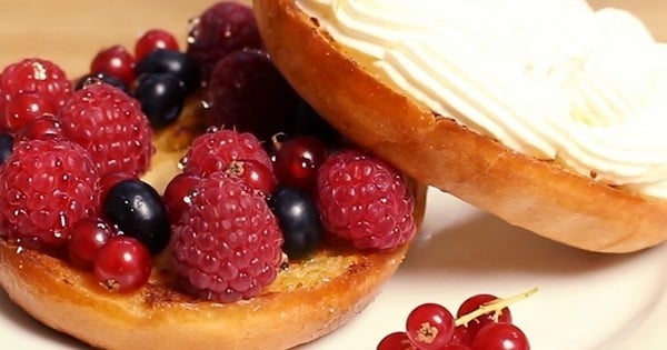 Bagels à la crème, aux framboises et myrtilles