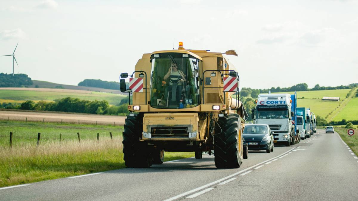 Un tracteur perturbant la circulation 