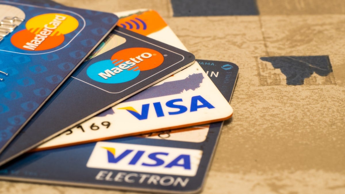 Plusieurs cartes bancaires Visa et Mastercard