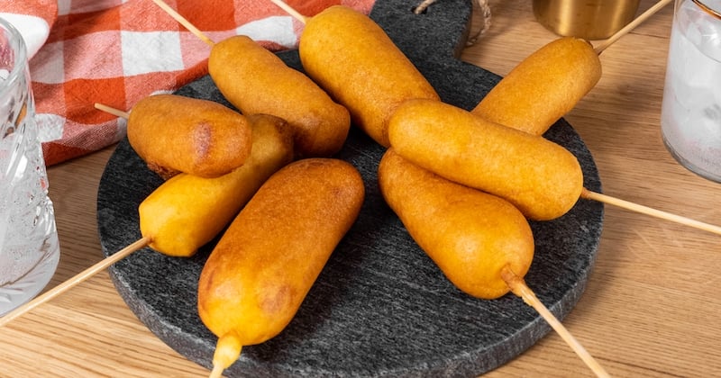 Plongez de gourmandise avec les corndogs au fromage coulant, c'est addictif !