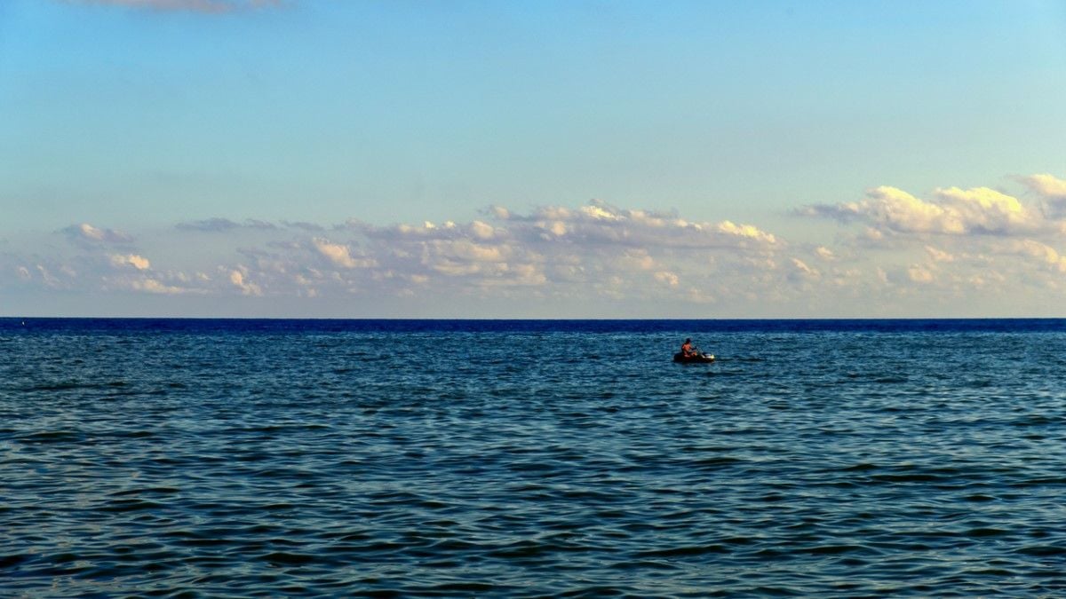 Accroché à une planche, il passe 19 heures à la dérive en pleine mer avant d'être sauvé