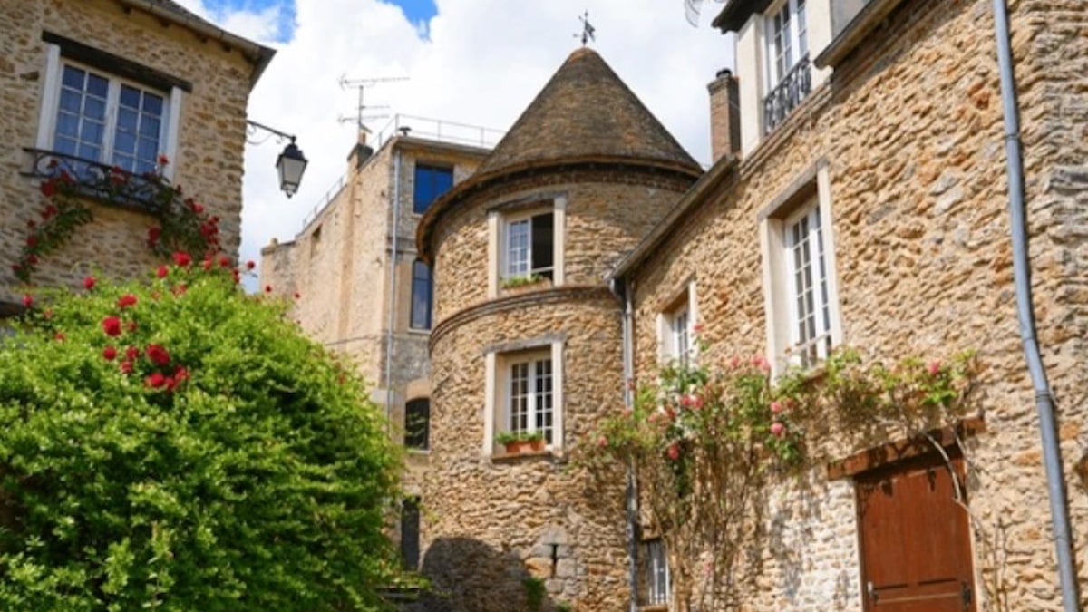 Ce village médiéval à une heure de Paris semble tout droit sorti d'un conte de fées 