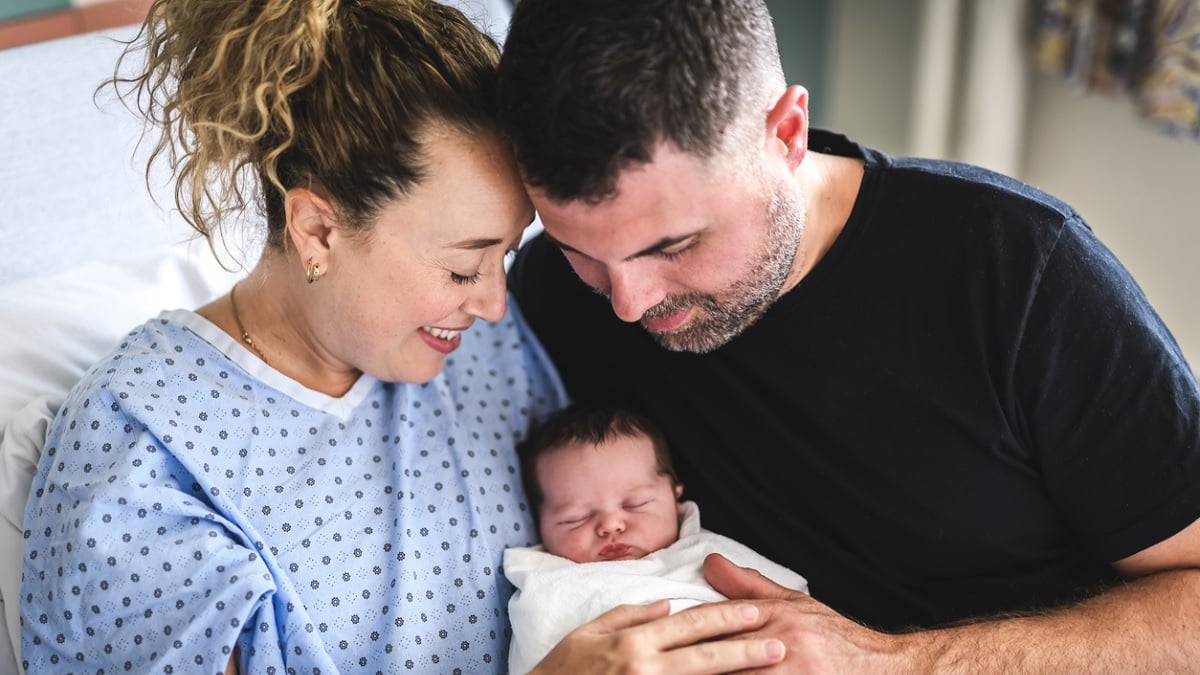 couple tenant leur nouveau-né à l'hôpital