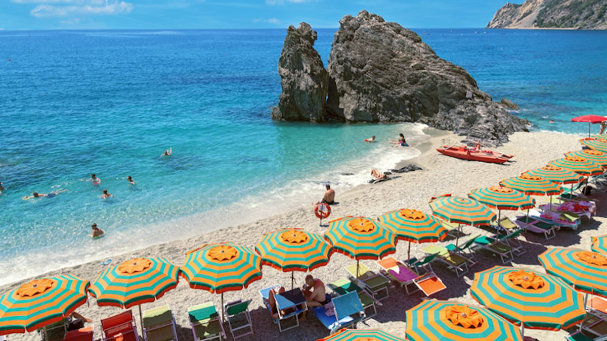 Une plage en Italie avec des parasols