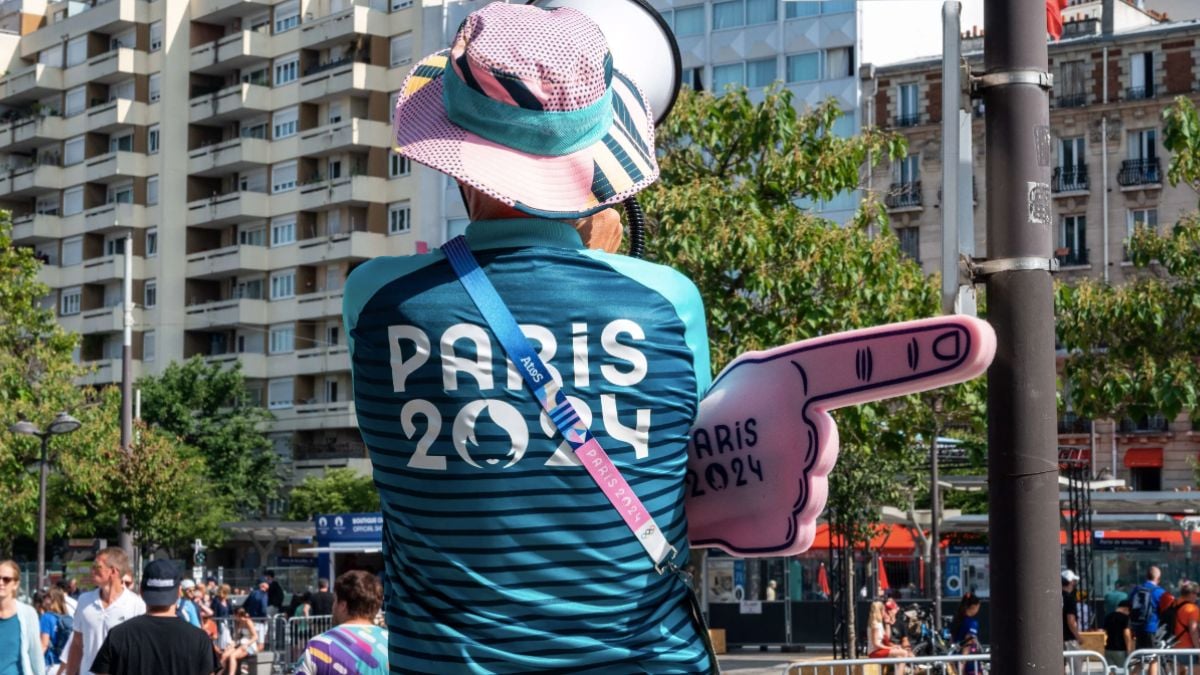 JO Paris 2024 : rare et convoité, cet accessoire porté par les bénévoles fait fureur et s'arrache à prix d'or