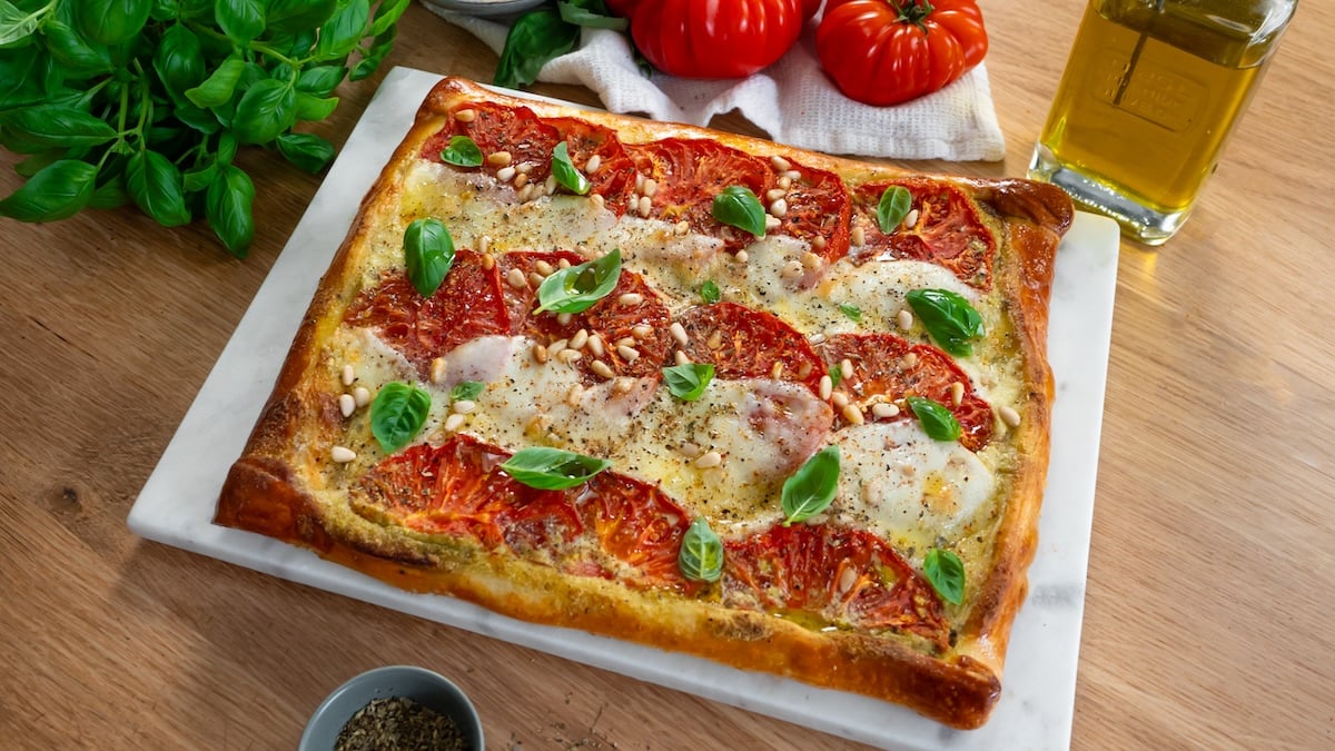 Tarte pizza aux tomates, pesto de pistache et mozzarella