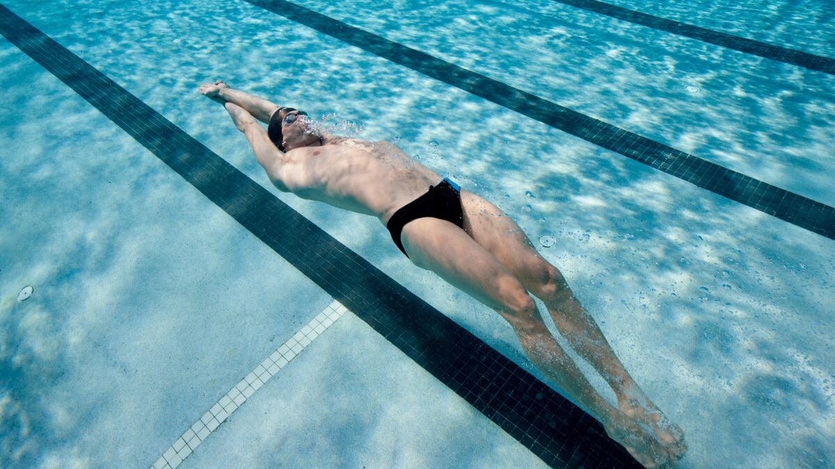 Nageur en pleine épreuve de natation