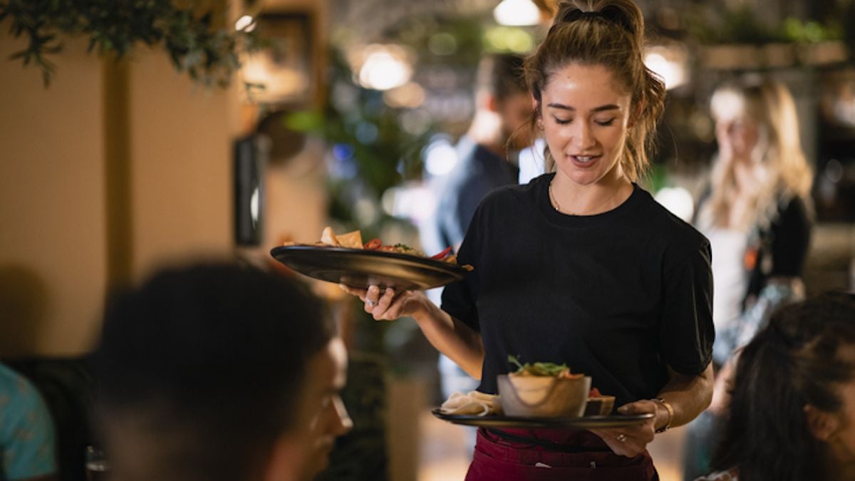 Pourquoi les serveurs vous disent “bonne dégustation” plutôt que “bon appétit” ?