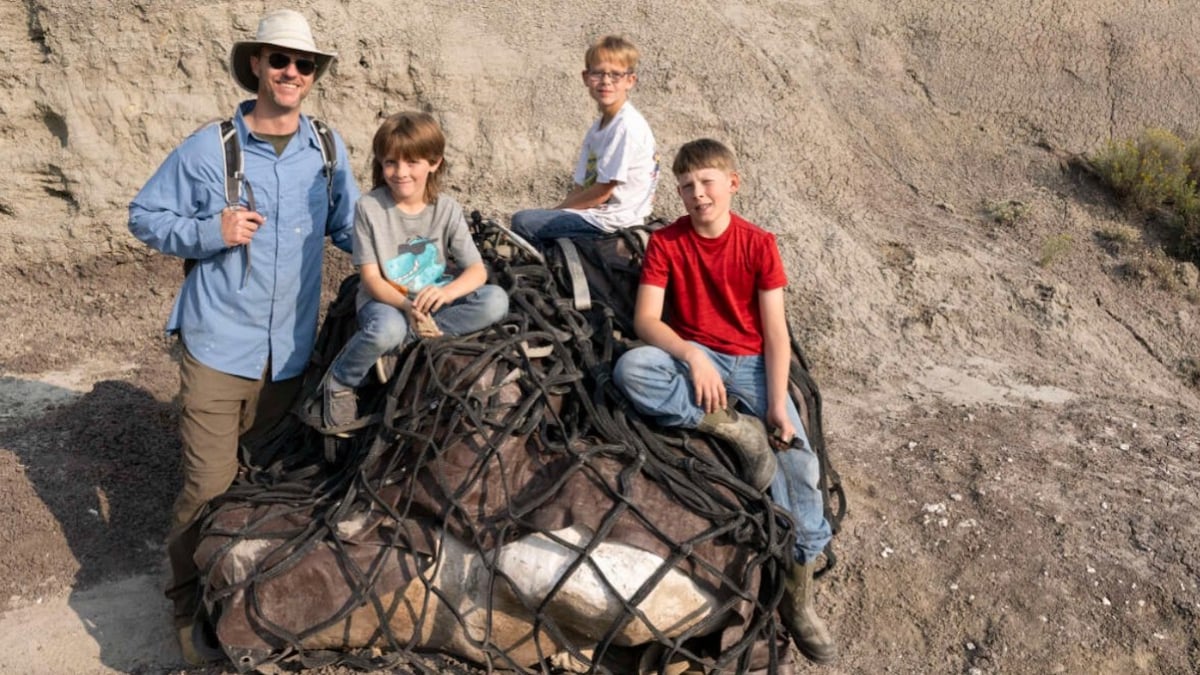 Trois enfants âgés de 7 à 10 ans découvrent... un tyrannosaure extrêmement rare