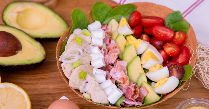 Cobb Salad aux pousses d’épinards et poulet mariné et ses mini-bûchettes de chèvre ail et fines herbes