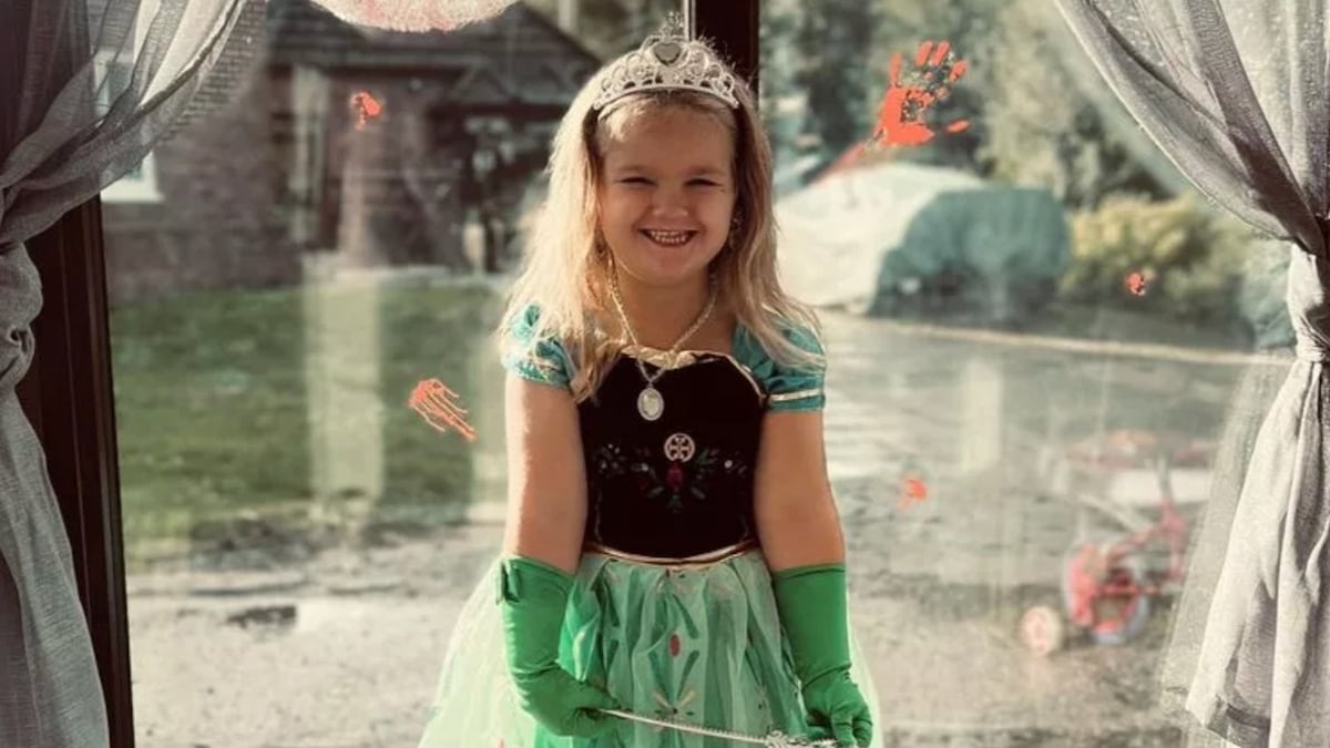 À 5 ans, elle se rend à l'école en robe de princesse et dit à son enseignante que sa «maman ne peut pas se réveiller»