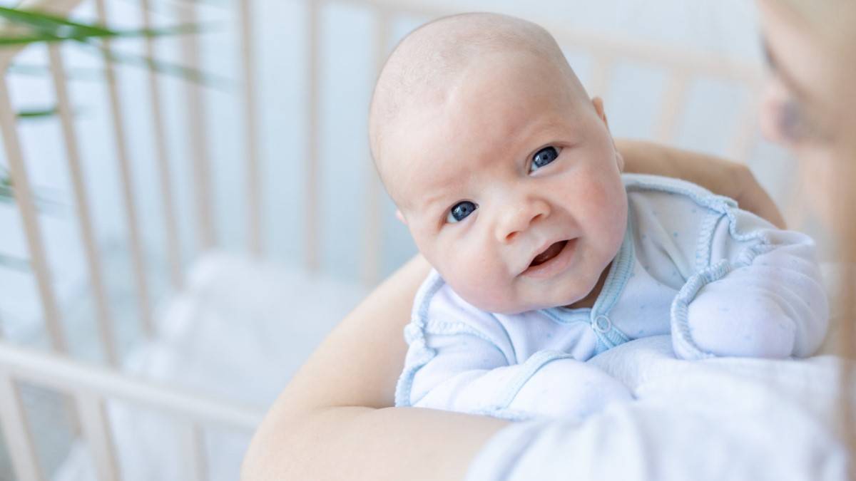 Un bébé dans les bras d'une femme