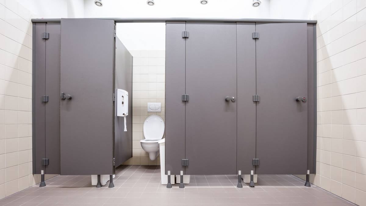 Voici la vraie raison pour laquelle les portes des toilettes ne vont pas jusqu'au sol, selon les experts 