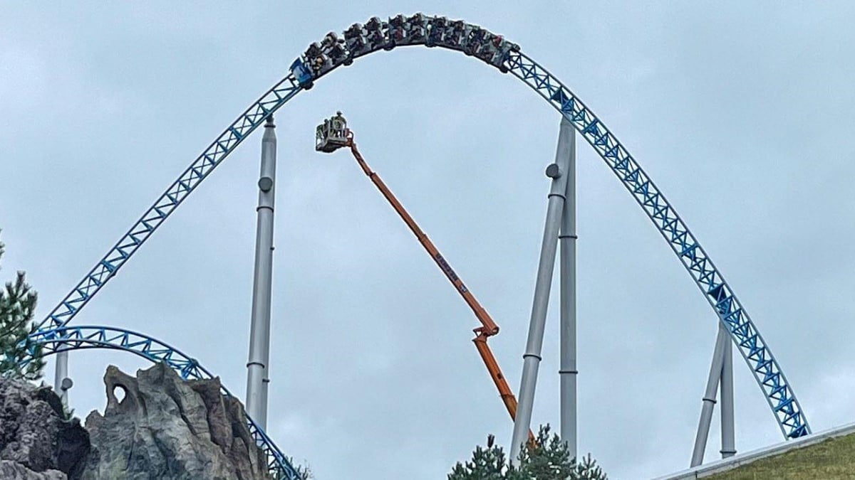 Ils restent bloqués la tête en bas à 38 mètres de hauteur dans un parc d'attractions