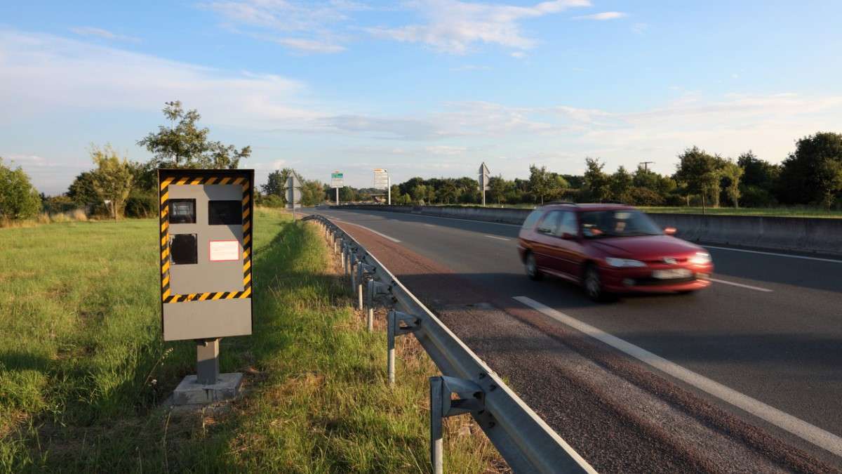 Un radar et une voiture sur la route