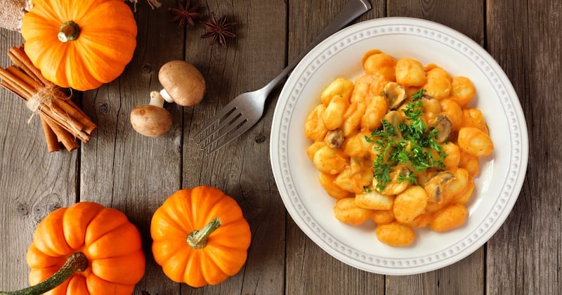 Simone Zanoni partage sa recette très gourmande de gnocchis de courge avec une sauce à la sauge