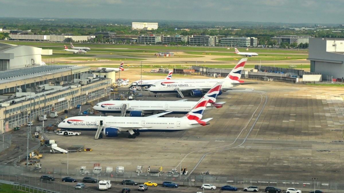 Le plus grand aéroport du Royaume-Uni ferme ses portes à cause d'un incendie, plus de 1 300 vols annulés