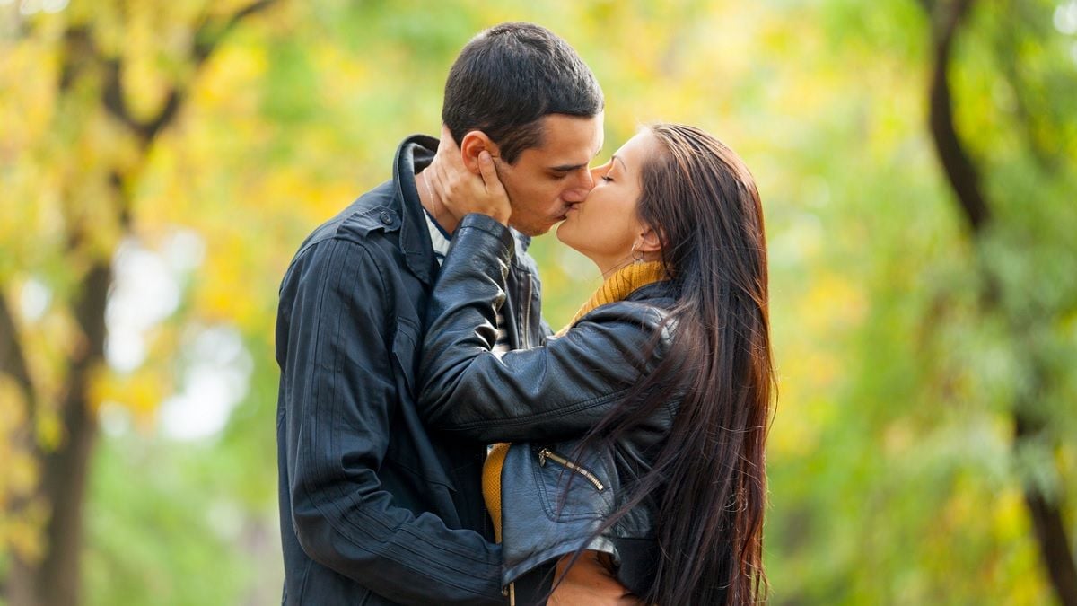 un couple s'embrassant tendrement