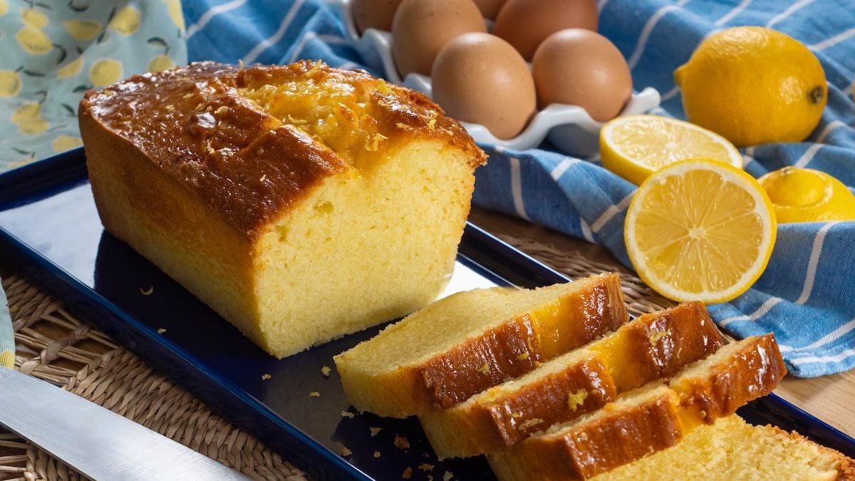 Fondez pour le moelleux de notre cake au citron, un gâteau qui va ensoleiller vos prochains goûters !