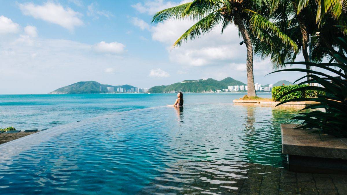 Une femme qui se baigne dans une piscine sous les tropiques