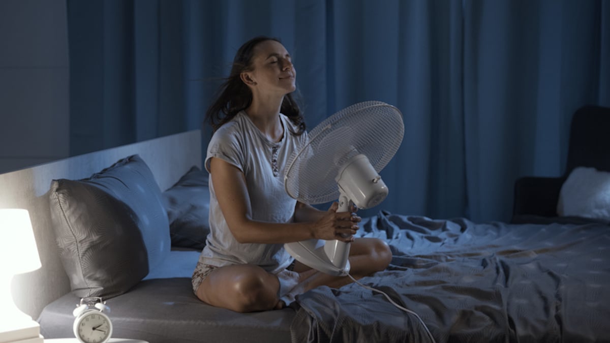 Une femme utilise un ventilateur toute la nuit