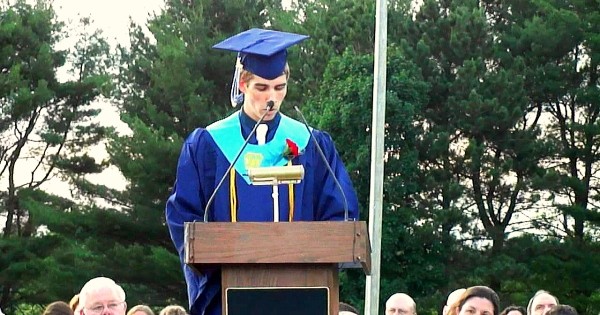 Pendant son discours pour la remise des diplômes de son lycée, cet étudiant avoue un secret horrible à son meilleur ami ! Choquant...