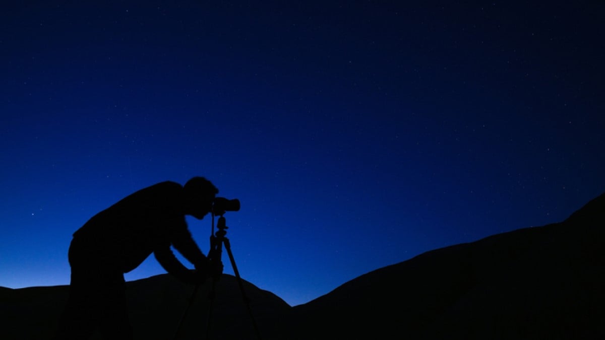 Un photographe réussit à immortaliser une comète et une galaxie sur un un cliché unique au monde