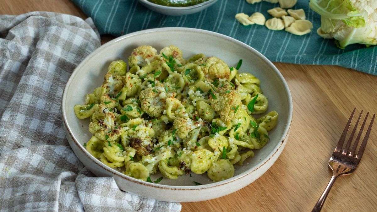 Ces pâtes au pesto et chou-fleur rôti vous feront fondre de gourmandise !