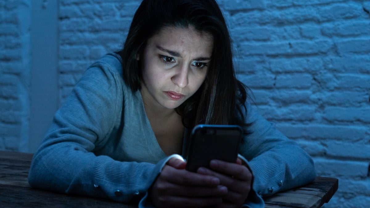 Une jeune femme inquiète sur son téléphone