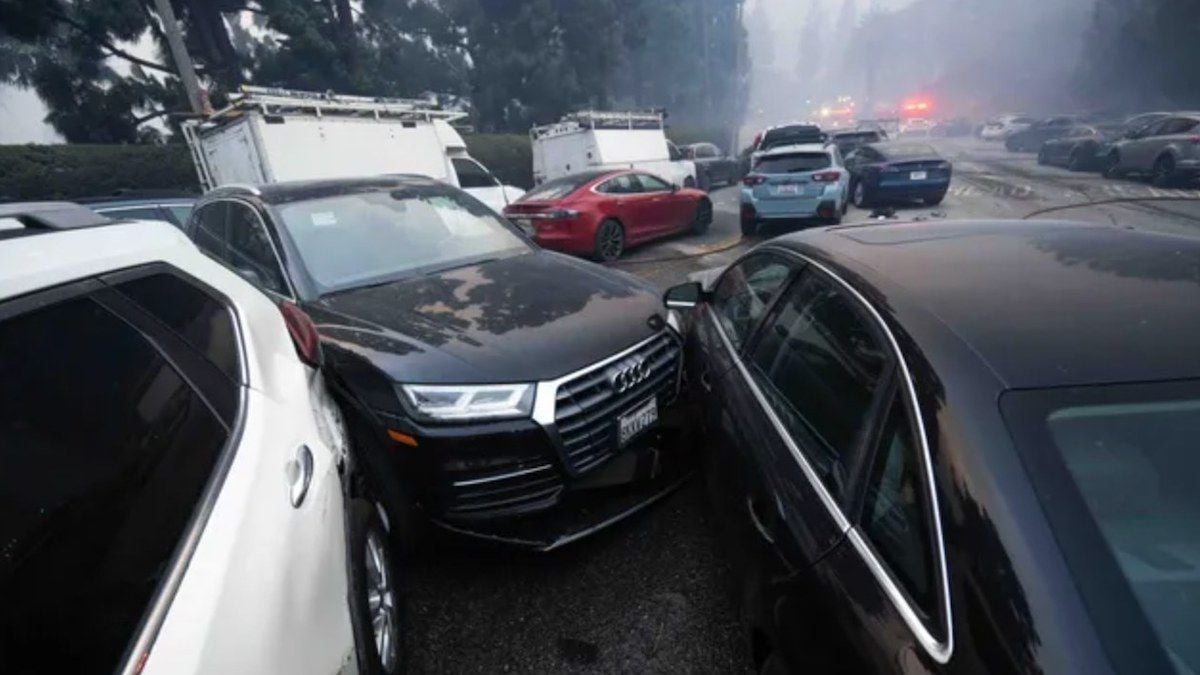 VIDÉO - Scène de chaos à Los Angeles, des voitures détruites et abandonnées alors que les incendies font rage