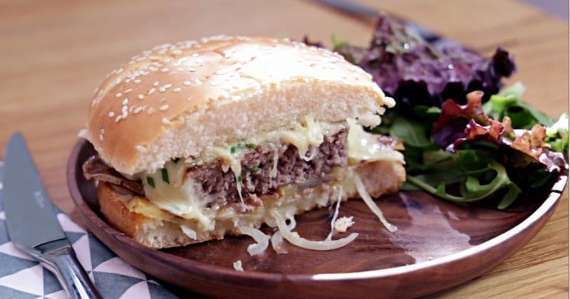 Fan de fromage ? Vous n'allez pas résister à ce burger savoyard à la raclette, même au printemps !