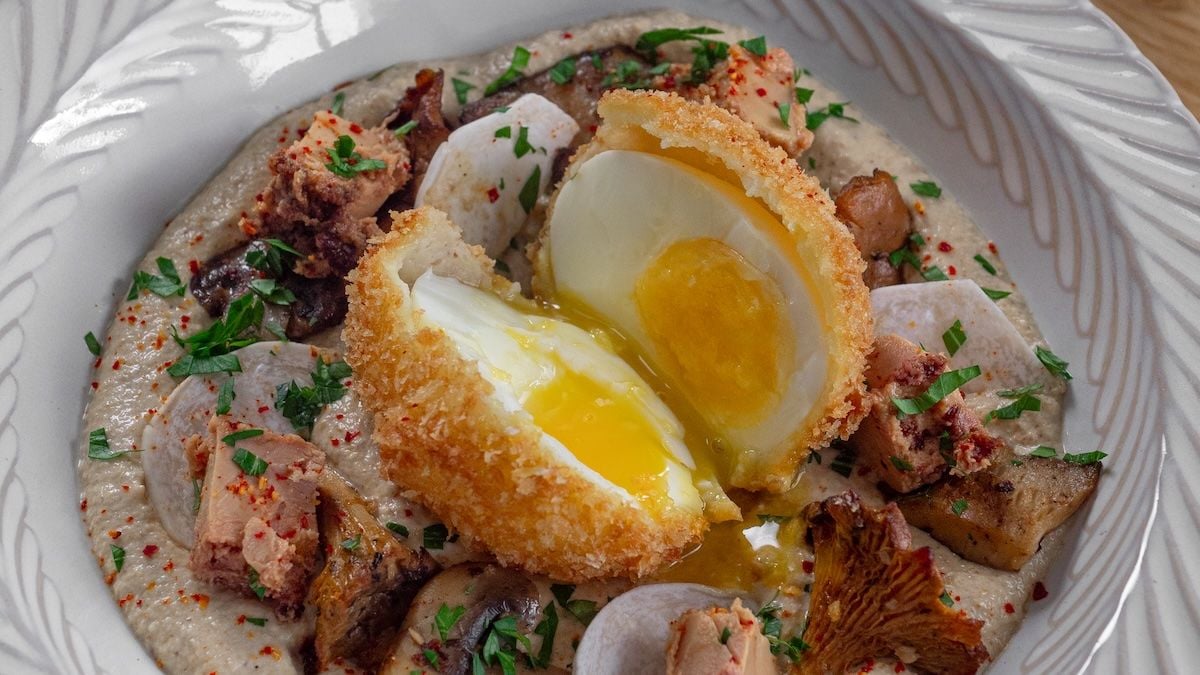 Voici la meilleure recette d'entrée pour les fêtes : un oeuf pané et sa crème aux champignons et foie gras !