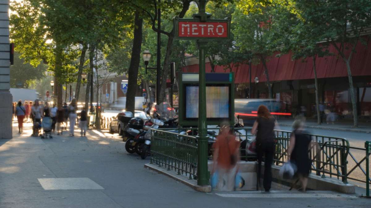 Un homme emprunte des escaliers en faisant son jogging 