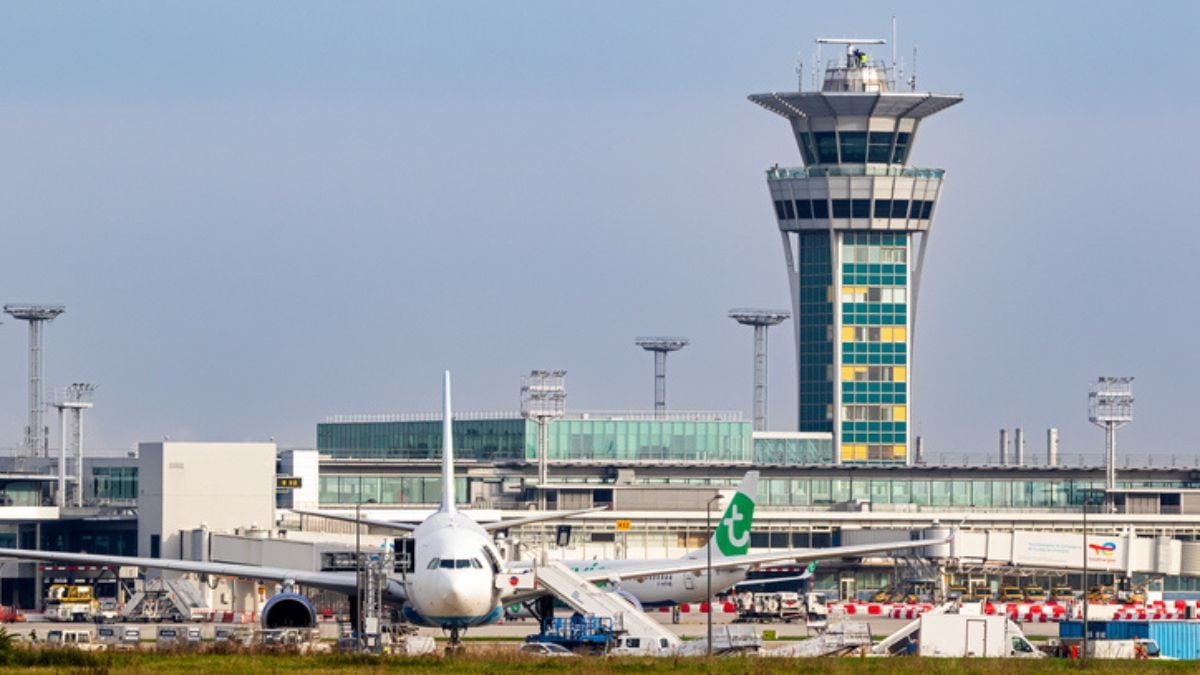 Pris de folie, un passager agresse une hôtesse avant de se jeter de l'avion en marche