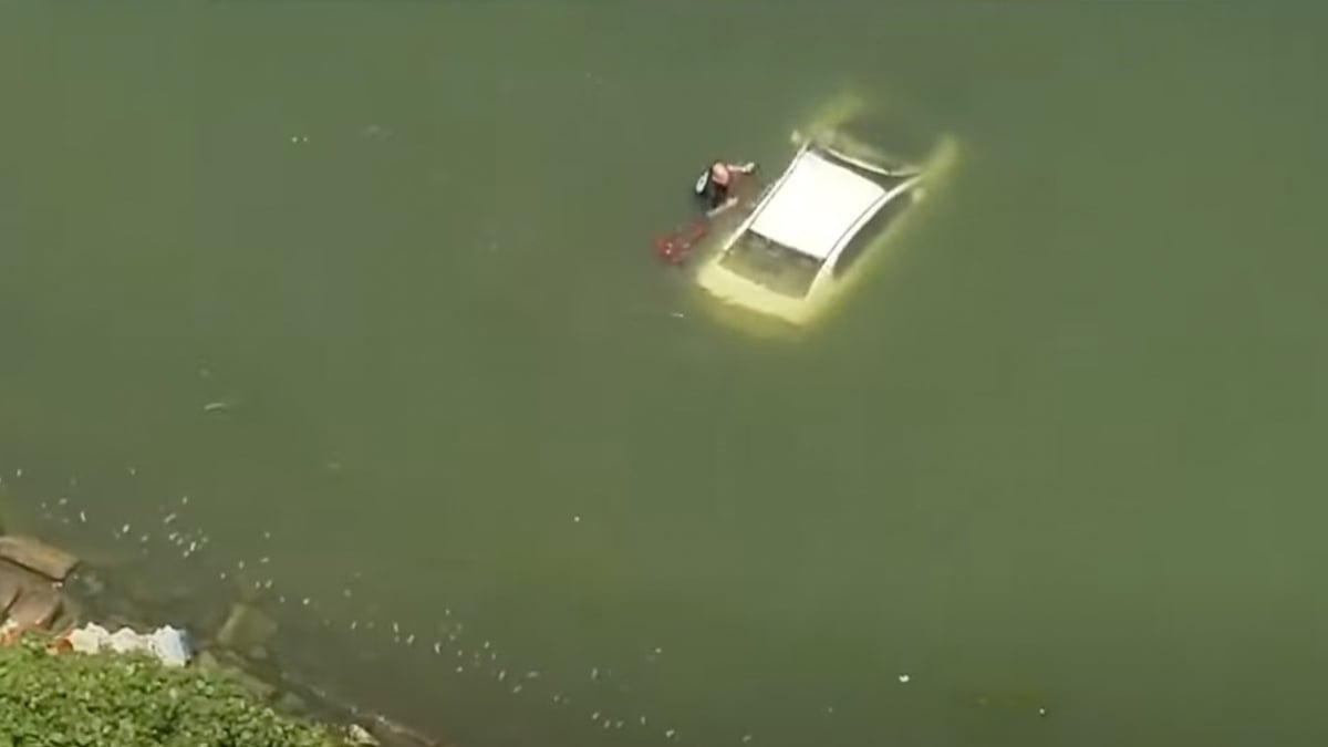 Photo de la voiture immergée dans l'eau du lac 