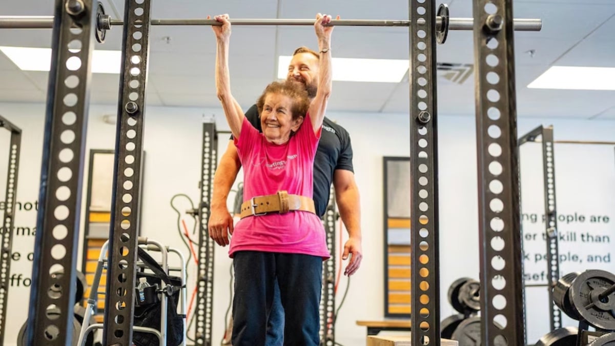 À presque 100 ans, cette super mamie force l'admiration à la salle de sport