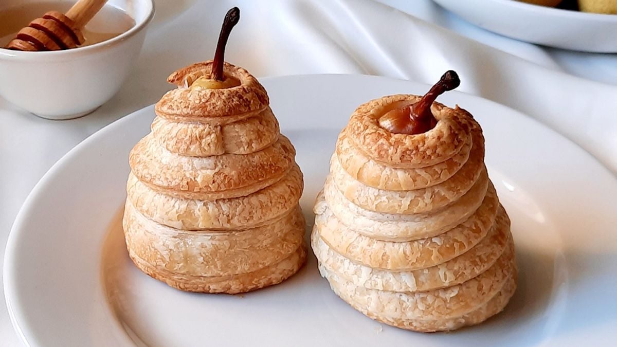 Fondez pour le coeur coulant de caramel de ces poires feuilletées, un dessert facile et rapide à réaliser