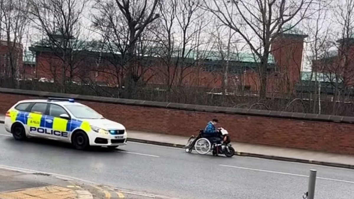 Une femme en fauteuil roulant échappe à la police dans une course-poursuite hilarante