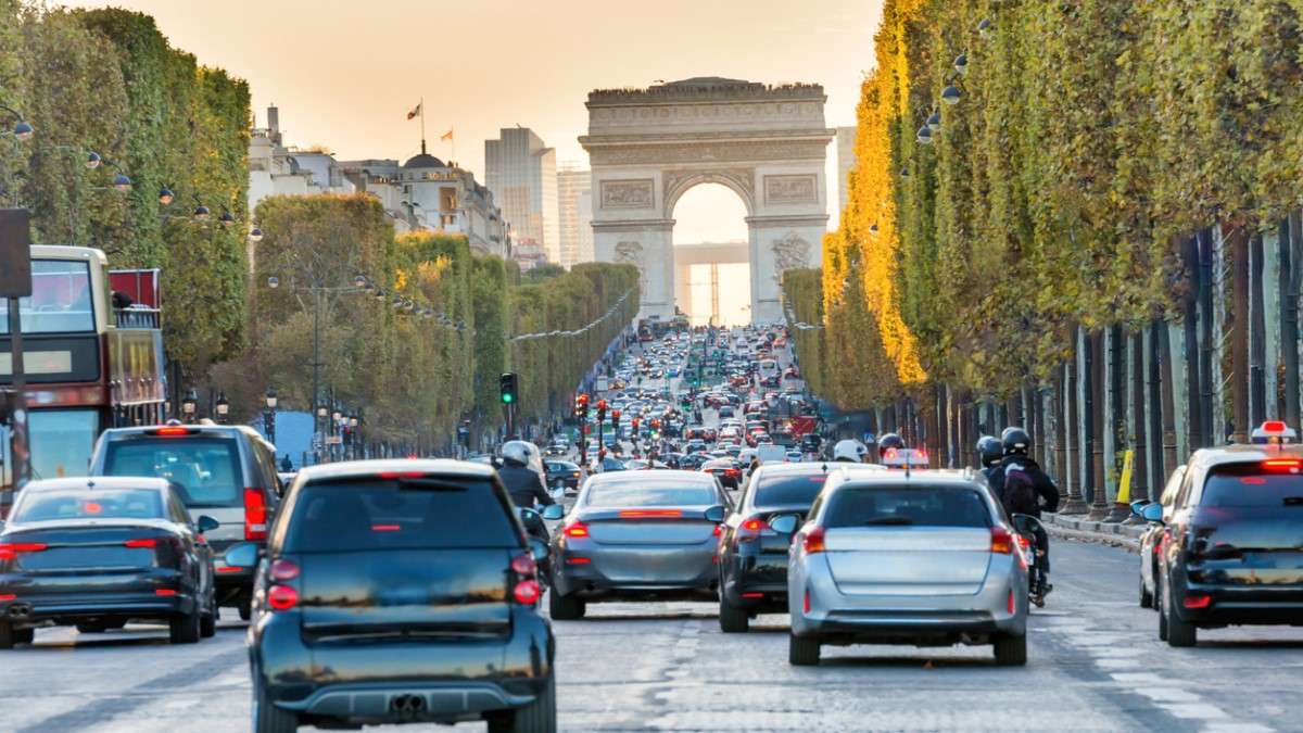 Des voitures sur les Champs-Elysées