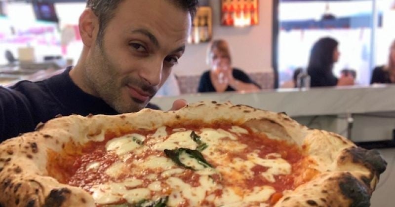 Un pizzaïolo fait une pâte à pizza avec du rosé !