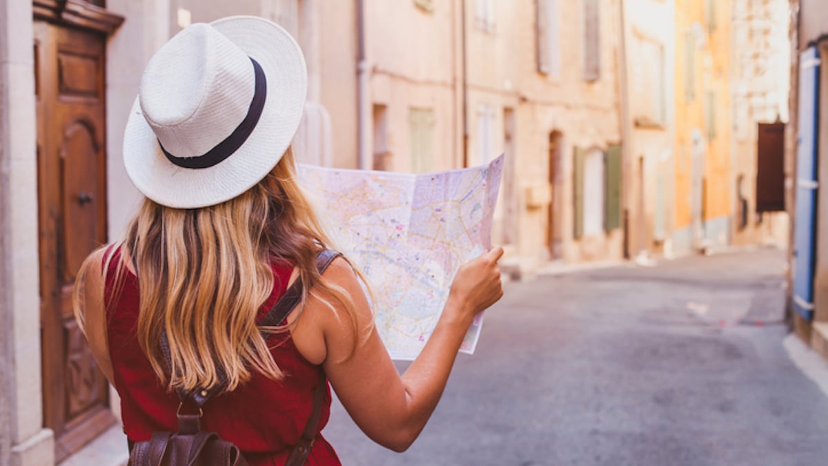 Une touriste avec sa carte