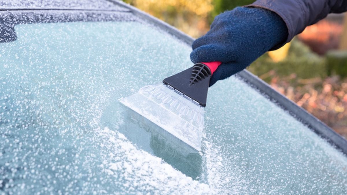 Cette méthode très répandue pour dégivrer sa voiture est illégale et peut vous coûter cher