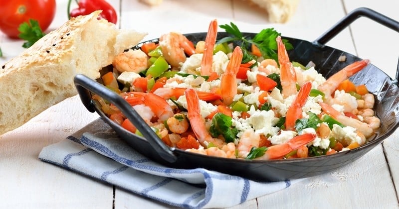 Découvrez la recette des délicieuses crevettes à la sauce tomate et à la feta !