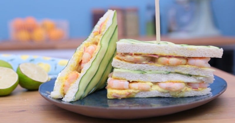 Pour un déjeuner sur le pouce, tentez le club sandwich aux crevettes et concombres !