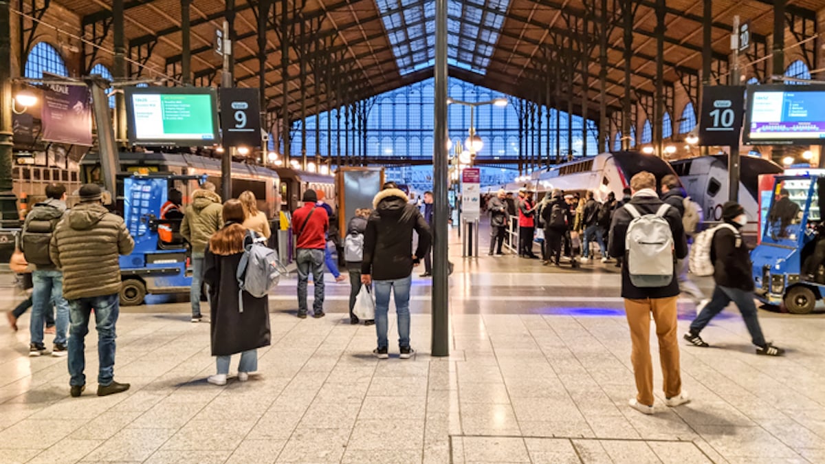 Des voyageurs dans une gare SNCF