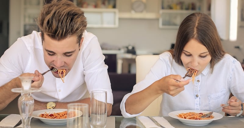 Une étude a prouvé que manger bruyamment donnerait un meilleur goût à la nourriture !