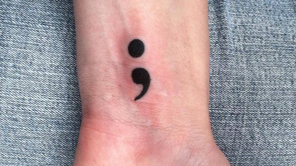 Le tatouage point-virgule a une signification cachée que tout le monde devrait connaître