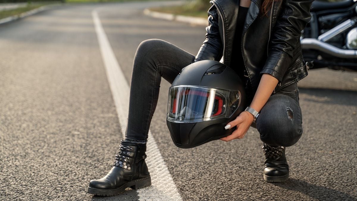 Pourquoi les motards posent-ils leur casque sur le sol derrière leur moto ?