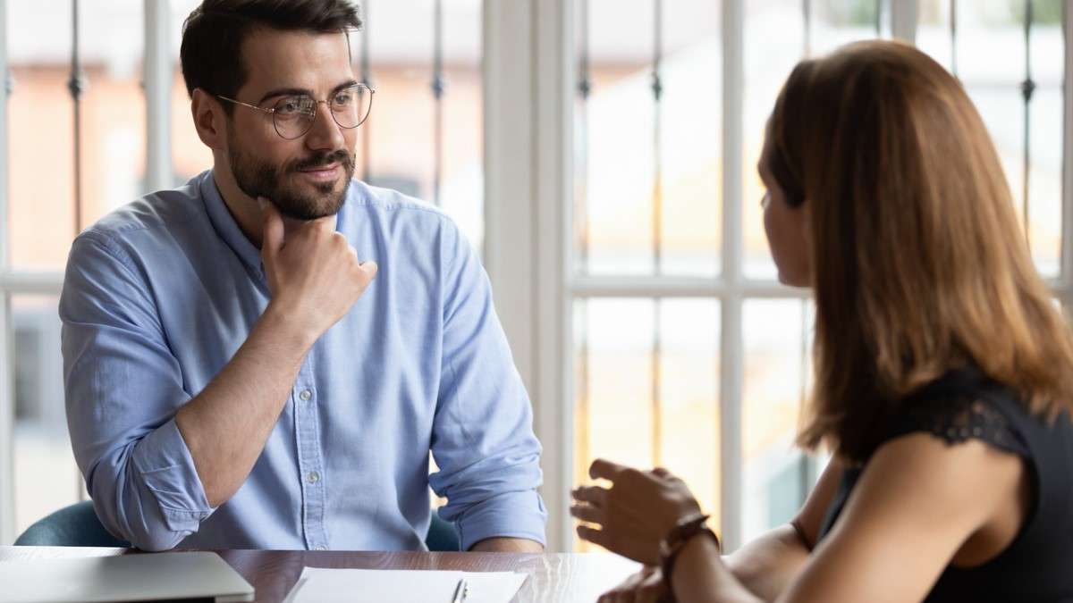 Un homme et une femme discutent