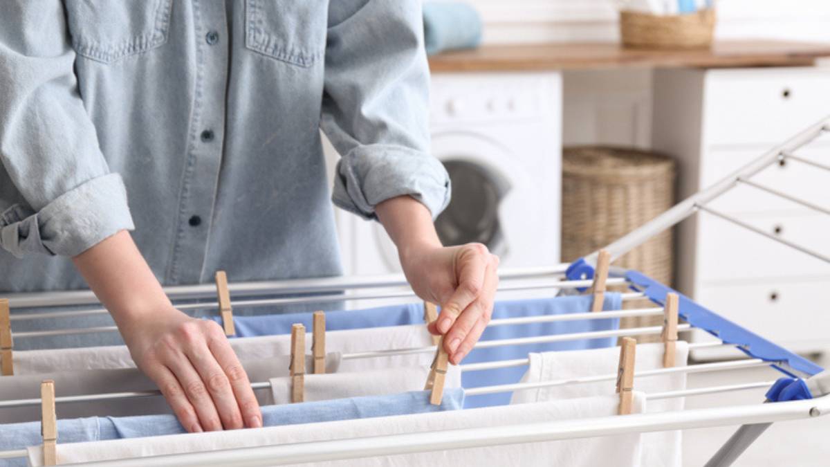 Une personne étend son linge